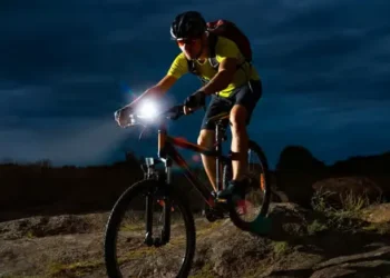 How to Stay Safe While Cycling at Night This Winter